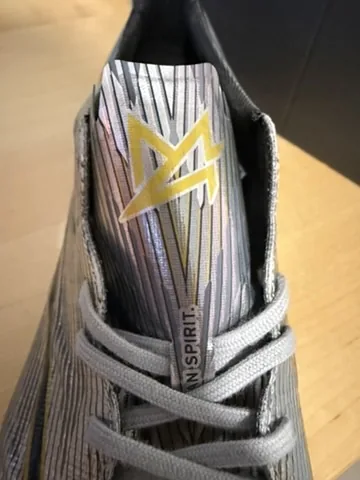Tongue of a Mizuno Alpha 2 Japan with its gold logo