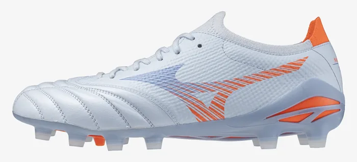 Side profile of the Mizuno Morelia Neo V β Pro football boot